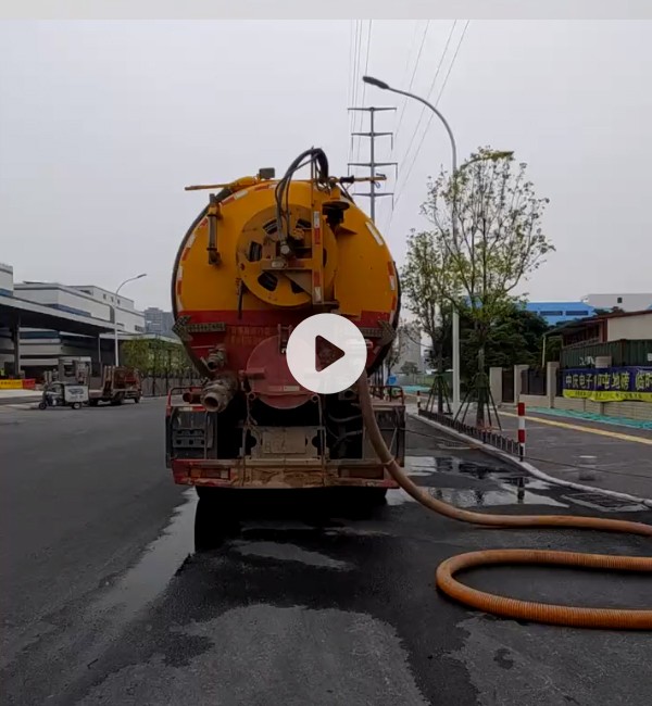 吸污車作業(yè)